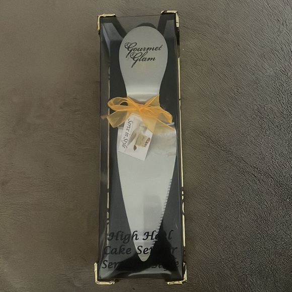 High heel cake server - Picture 2 of 5